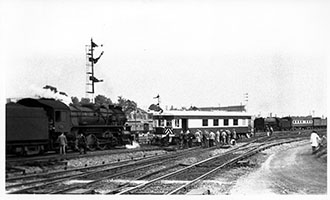 loco SAR 700 - railcar SAR brill No. 40 derailed in yard - loco 620 class in background,Adelaide Station